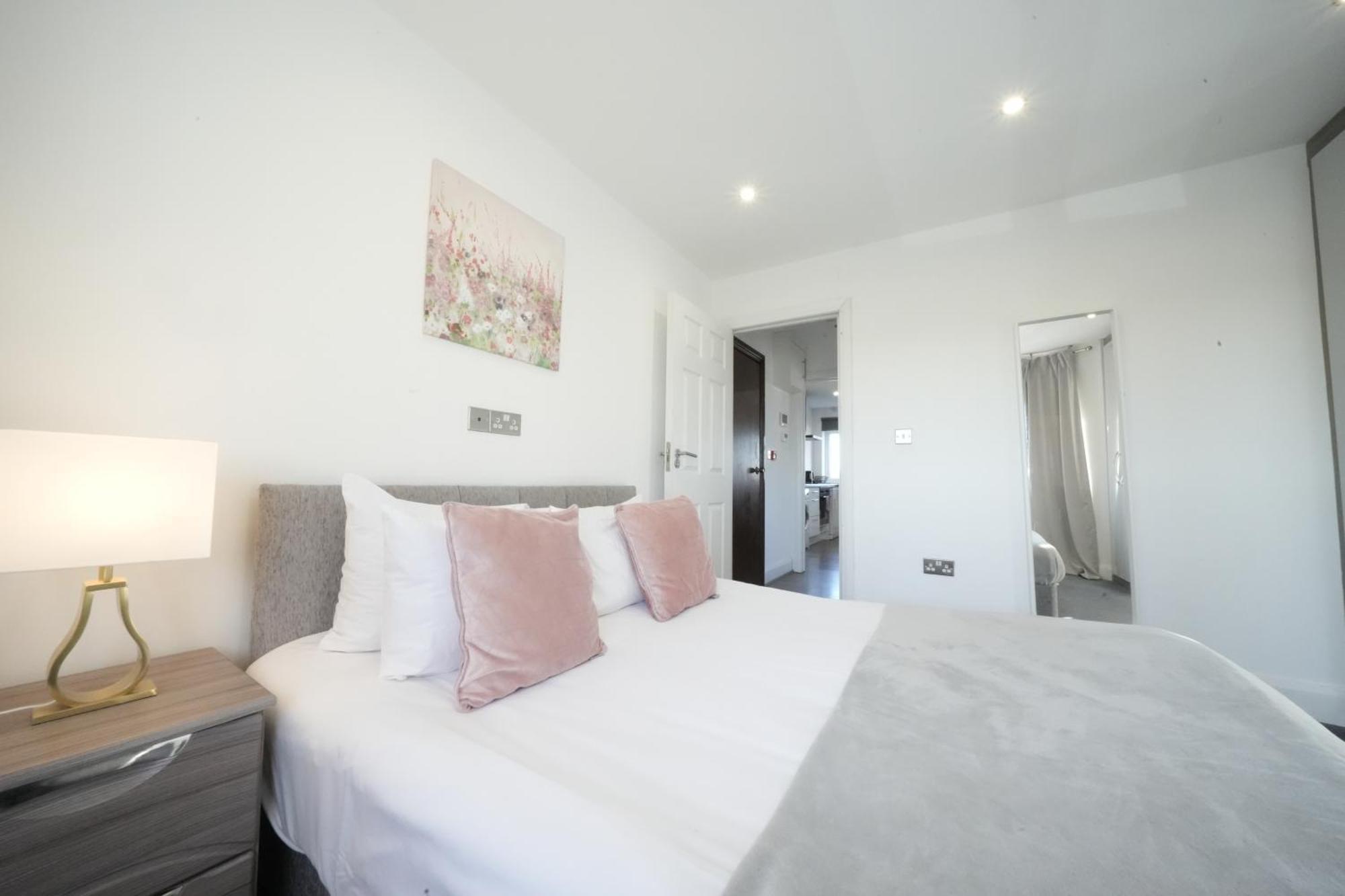 Hatton Apartments Heathrow Airport- Free Parking-Free Underground To And From Heathrow Airport Hatton Cross See Picture-See London Fast Hatton Cross To Central London 30Min Екстер'єр фото