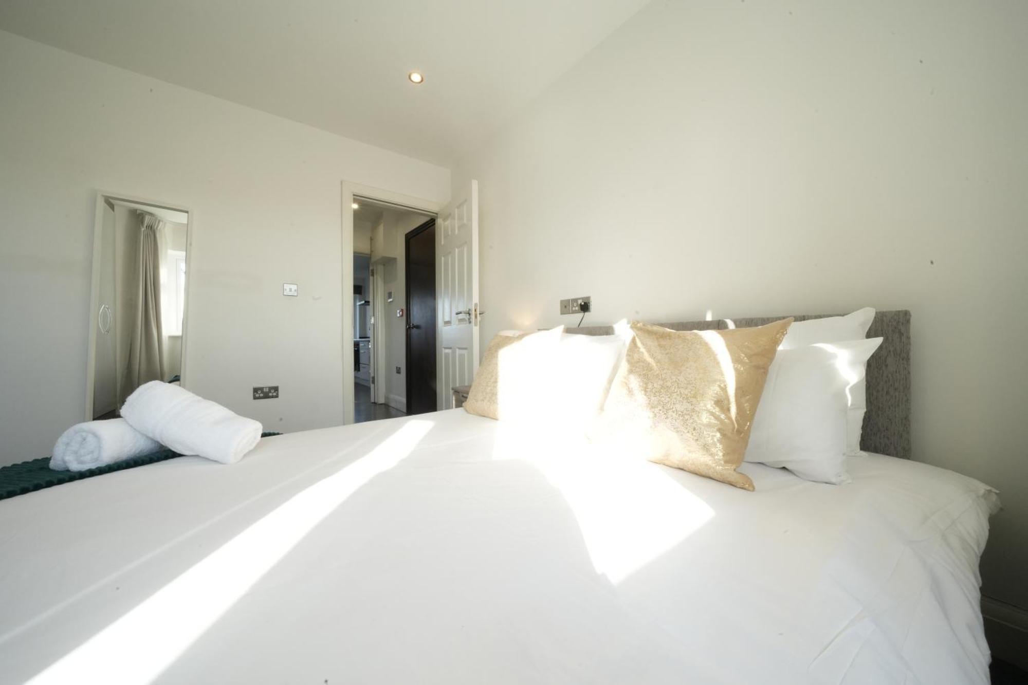 Hatton Apartments Heathrow Airport- Free Parking-Free Underground To And From Heathrow Airport Hatton Cross See Picture-See London Fast Hatton Cross To Central London 30Min Екстер'єр фото