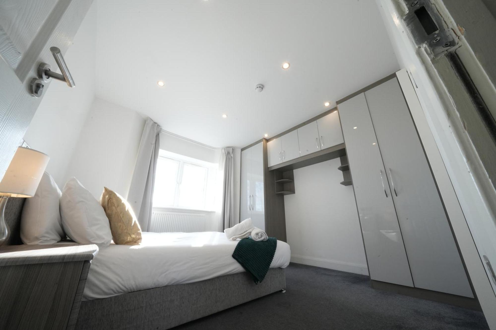 Hatton Apartments Heathrow Airport- Free Parking-Free Underground To And From Heathrow Airport Hatton Cross See Picture-See London Fast Hatton Cross To Central London 30Min Екстер'єр фото