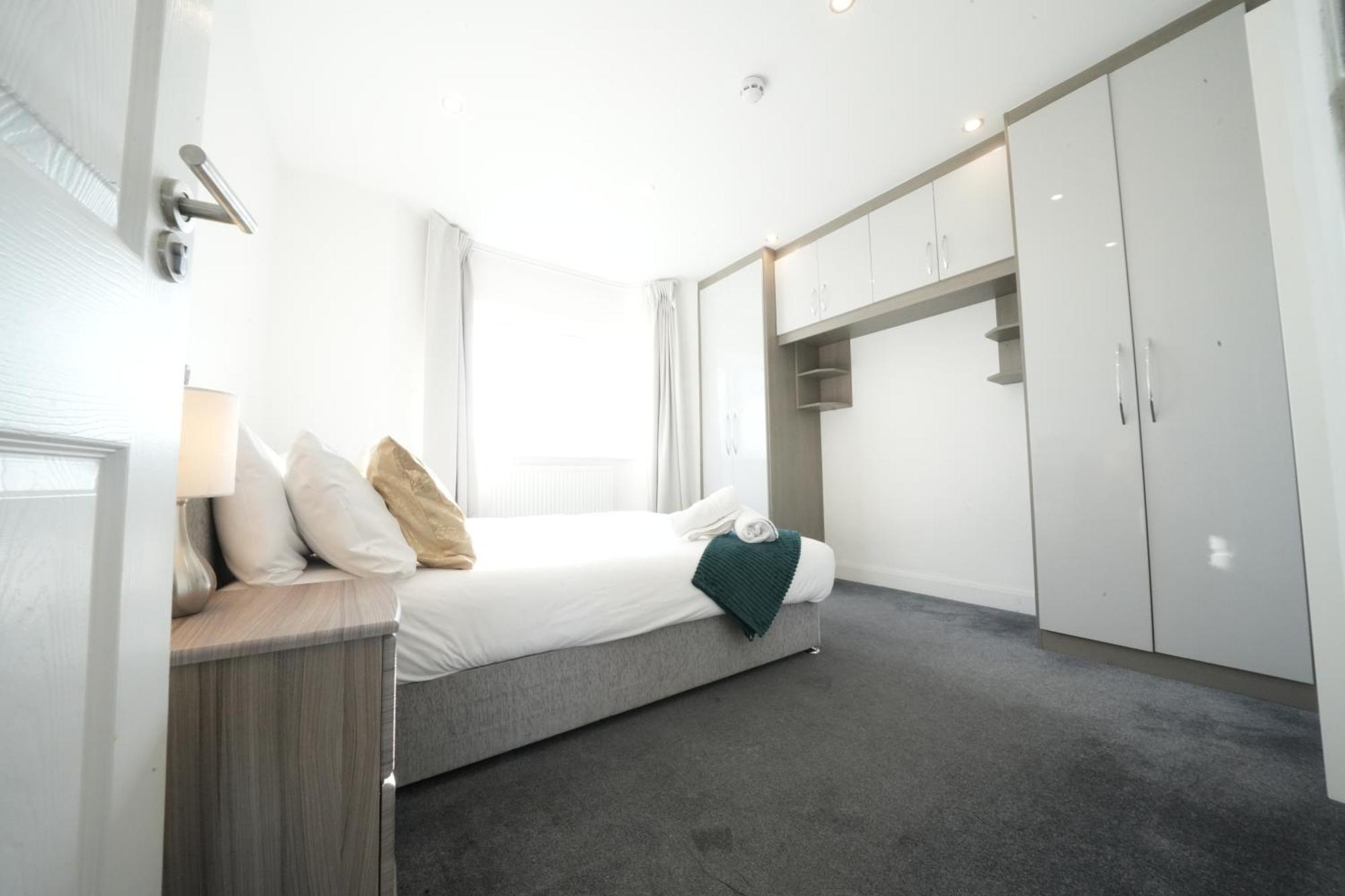 Hatton Apartments Heathrow Airport- Free Parking-Free Underground To And From Heathrow Airport Hatton Cross See Picture-See London Fast Hatton Cross To Central London 30Min Екстер'єр фото